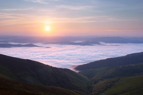 Sommarlandskap med morgondimman i bergen — Stockfoto
