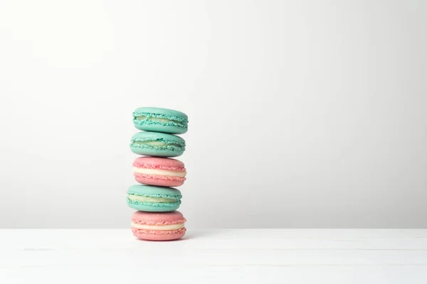Печенье Macaroon на белом фоне — стоковое фото