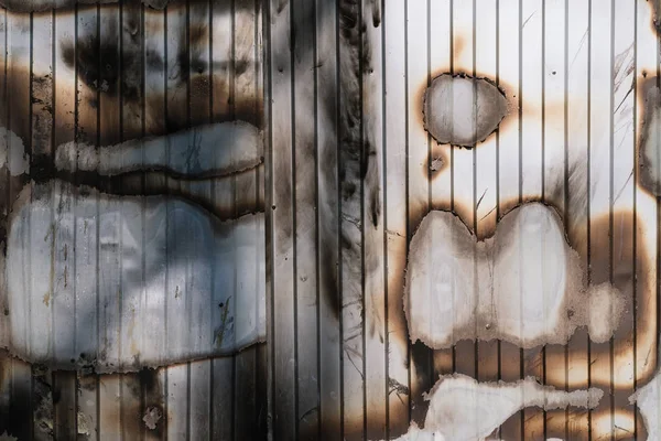 Spalone metalowe ściany po pożarze — Zdjęcie stockowe