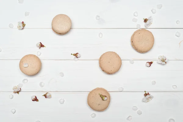 Acıbadem kurabiyesi kurabiye Beyaz ahşap zemin üzerinde — Stok fotoğraf