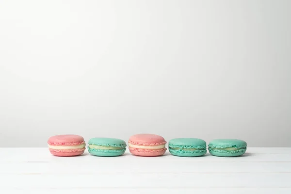 Печенье Macaroon на белом фоне — стоковое фото