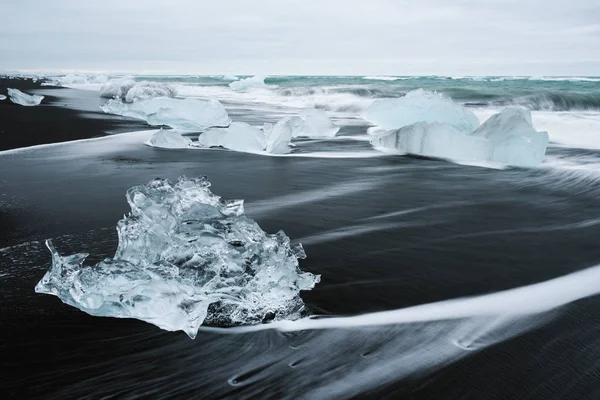 Ghiaccio sulla spiaggia con sabbia nera in Islanda — Foto Stock