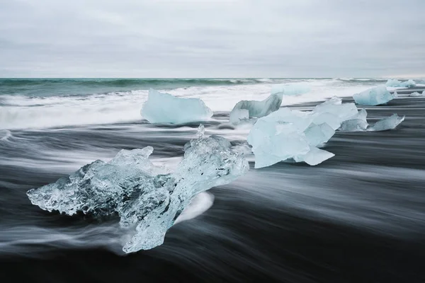 Hielo en la playa con arena negra en Islandia —  Fotos de Stock