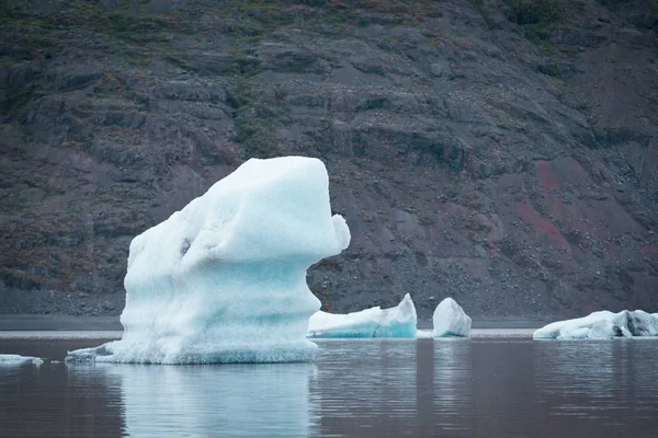 Paesaggio con banchi di ghiaccio nel lago glaciale Fjallsarlon, Islanda — Foto Stock