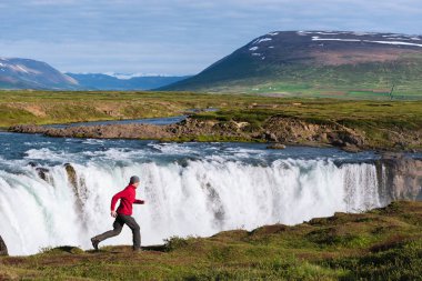 Yatay, İzlanda'daki Godafoss şelale
