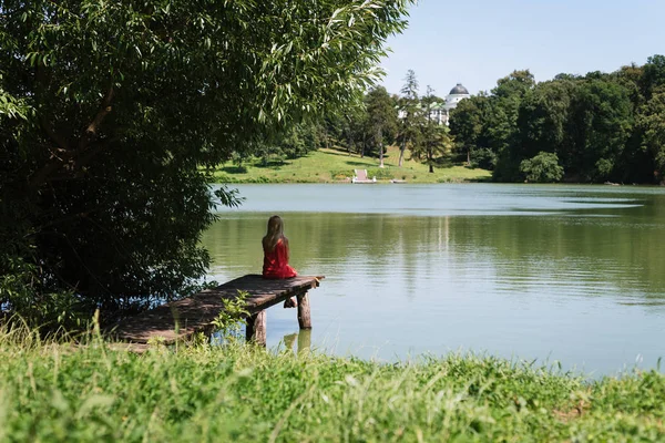 Chica está descansando en el parque — Foto de Stock