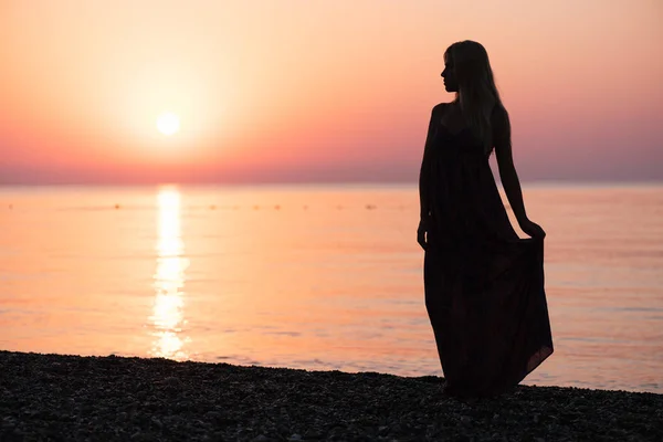 Meisje ontmoet de dageraad op het strand — Stockfoto