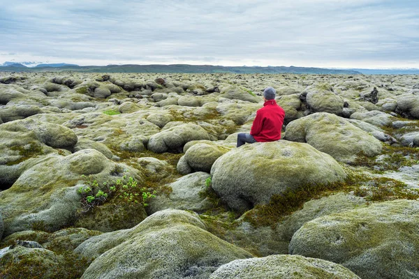 Traveler guarda i campi di lava in Islanda — Foto Stock