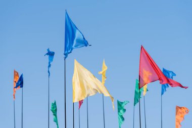Gökyüzüne karşı renkli bayraklar