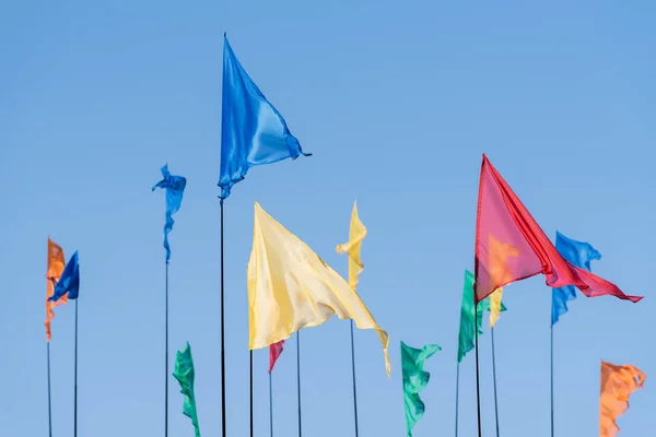 Цветные флаги против неба — стоковое фото