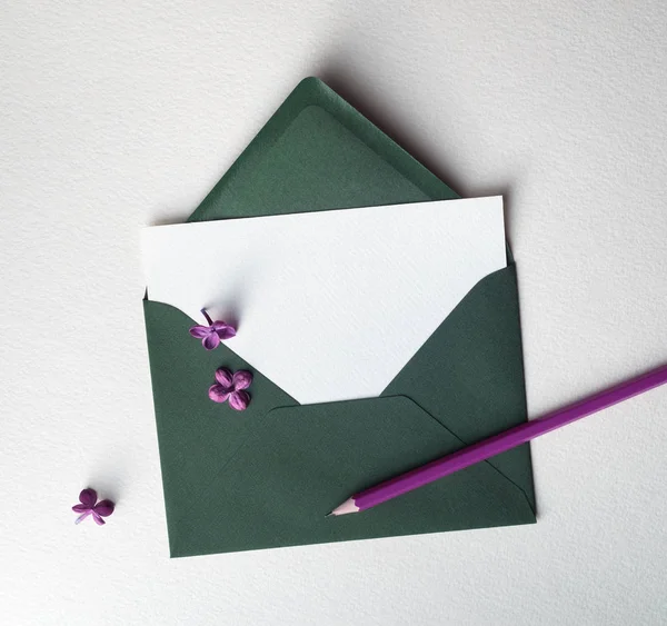 Umschlag mit einem Brief auf weißem Hintergrund — Stockfoto