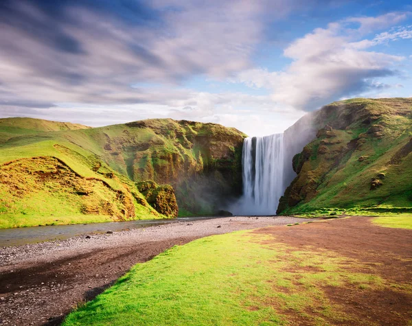 Wodospad Skogafoss w Islandii latem — Zdjęcie stockowe