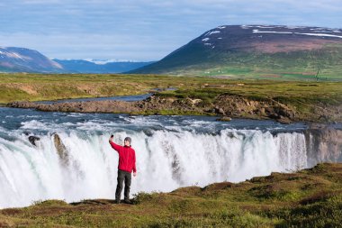 Yatay, İzlanda'daki Godafoss şelale