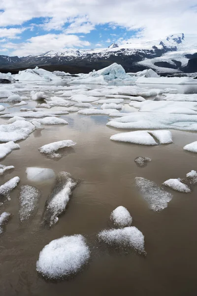 Landschaft mit Eisschollen im Gletschersee fjallsarlon, Island — Stockfoto