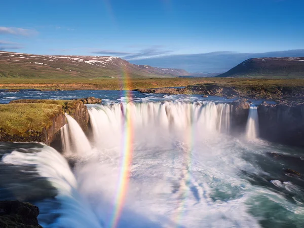 Godafoss Wasserfall und Regenbogen an einem sonnigen Tag — Stockfoto