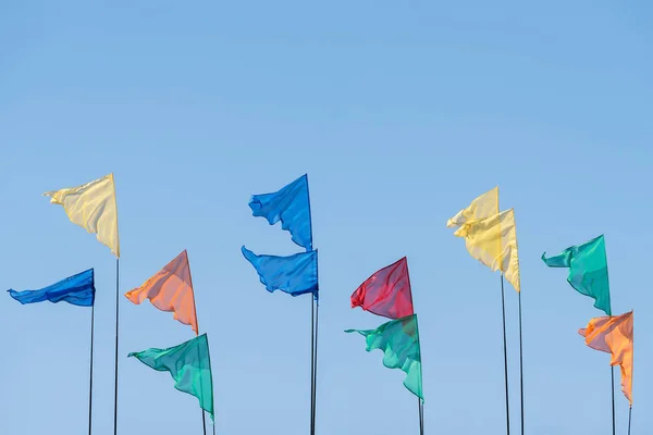 Bandiere colorate contro il cielo — Foto Stock