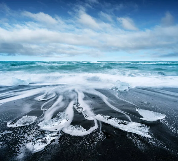 Gelo na praia com areia preta na Islândia — Fotografia de Stock