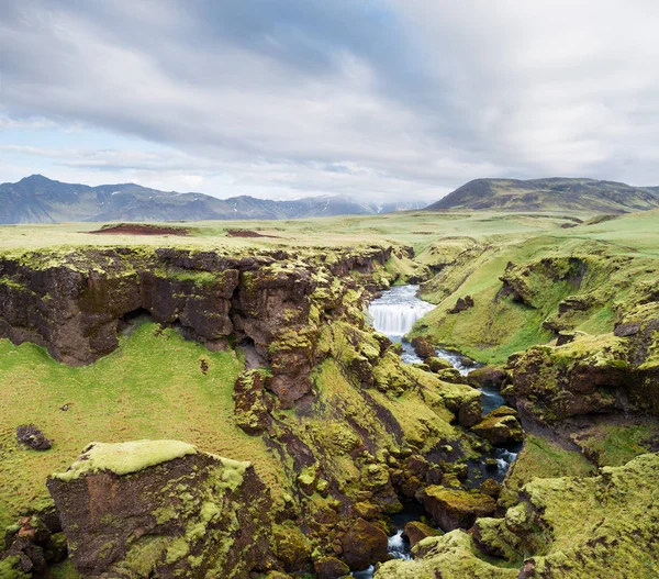 Paisaje de verano con río Skoga, Islandia — Foto de Stock