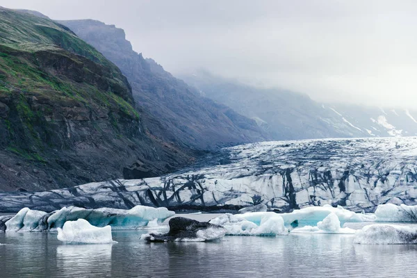 Landskap med isflak i den glaciala sjön Fjallsarlon, Icelan — Stockfoto