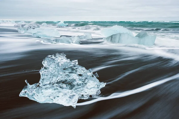 Ghiaccio sulla spiaggia con sabbia nera in Islanda — Foto Stock