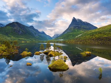 Dağ Vadisi Innerdalen ile Norveç'te bir ayna göl