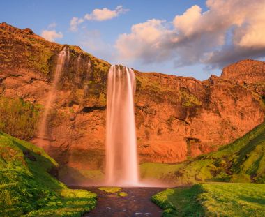 İzlanda 'da Seljalandsfoss şelalesi