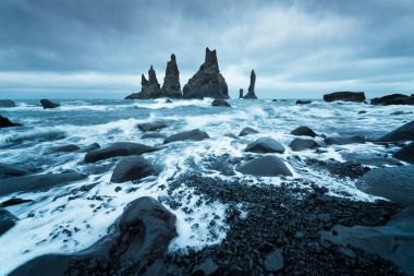 Reynisdrangar kayalıklarla Vik şehrin, İzlanda