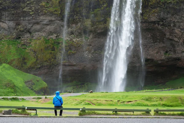 Τουριστική κοντά σε έναν καταρράκτη Seljalandsfoss στην Ισλανδία — Φωτογραφία Αρχείου