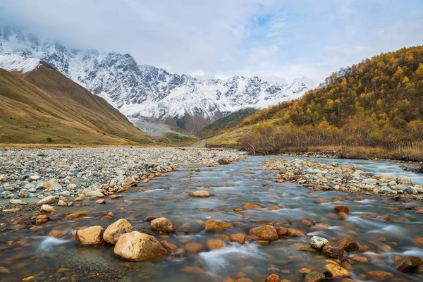 Mountain landscape with the Inguri River and the peak of Shkhara — Stock Photo, Image