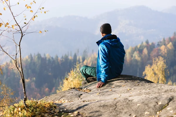 秋天在山里徒步旅行 — 图库照片