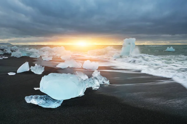 Hielo en la playa con arena negra en Islandia —  Fotos de Stock