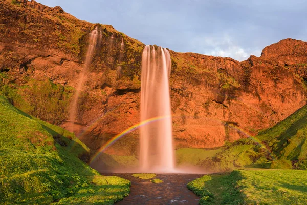 Cascata Seljalandsfoss con arcobaleno in Islanda — Foto Stock