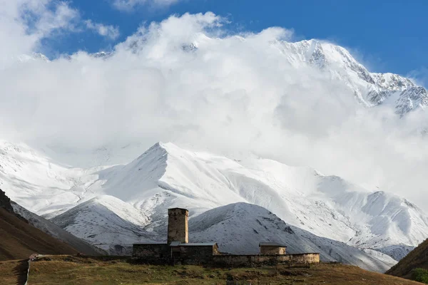 Chiesa di Lamaria e la vetta del Monte Shkhara nel villaggio o — Foto Stock