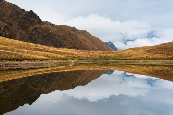 Morgon landskap med en fjällsjö i Georgien — Stockfoto