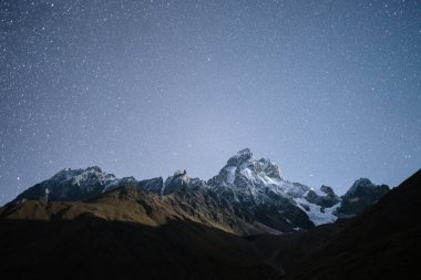 Dağlarda gece manzarası