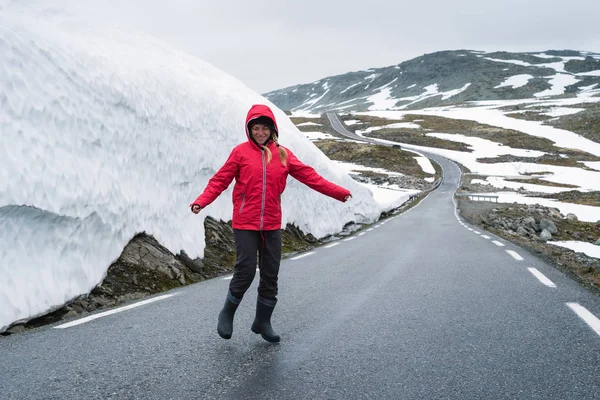 Bjorgavegen verschneite Straße in den Bergen Norwegens — Stockfoto