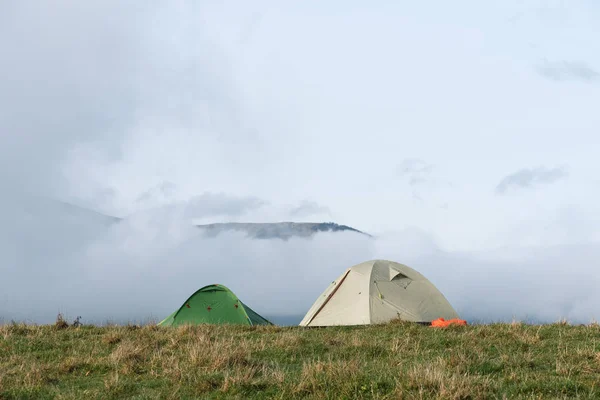 산에 숲 사이의 빈 터에 관광 텐트 — 스톡 사진