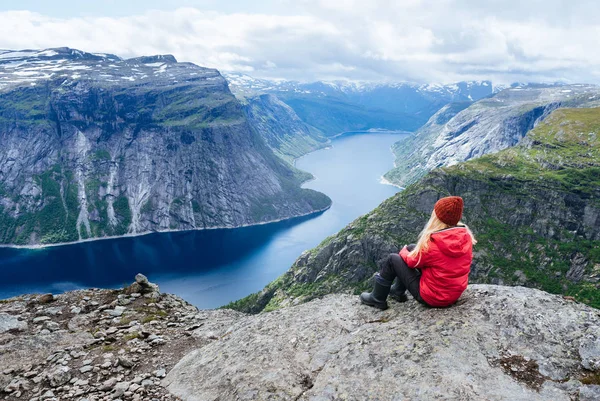 Modré jezero v Norsku poblíž Trolltunga — Stock fotografie