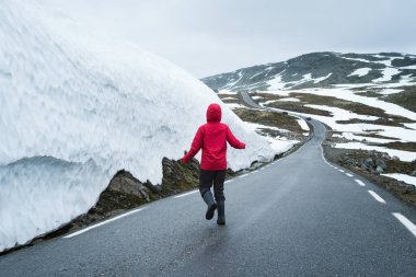 Bjorgavegen karlı yol Norveç dağlarında