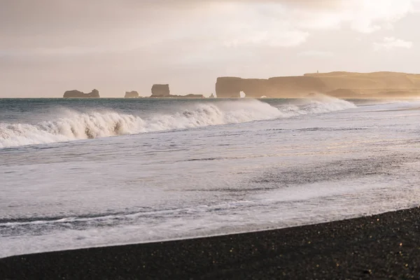 Praia de Reynisfjara e Cabo Dyrholaey na Islândia — Fotografia de Stock