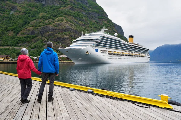 Pareja en la orilla del fiordo mira un crucero, Noruega — Foto de Stock