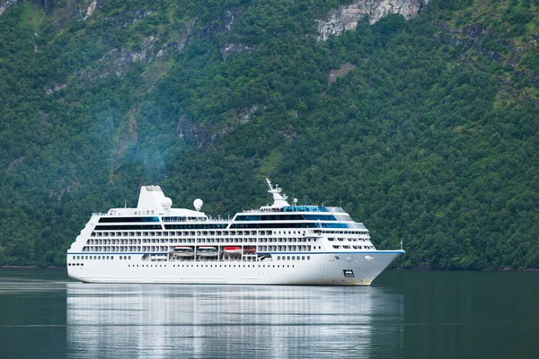 Cruise Liner Norveç'te — Stok fotoğraf