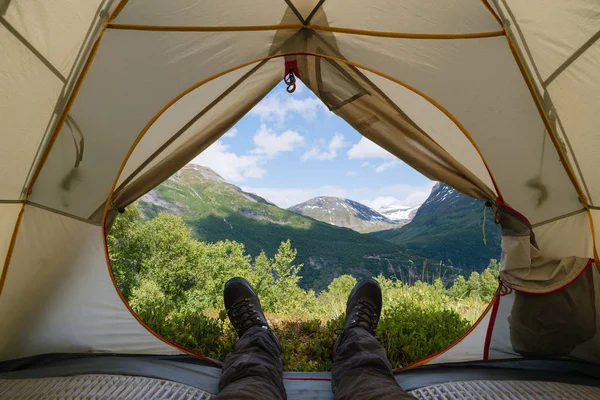 Turistický stan s výhledem na hory — Stock fotografie