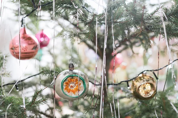 Dekor bir Noel ağacı üzerinde — Stok fotoğraf