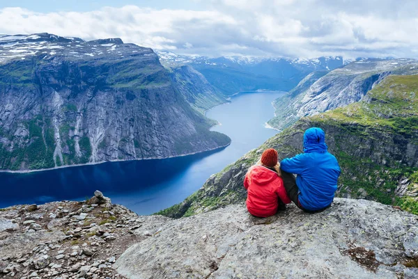 Lago azul en Noruega cerca de Trolltunga — Foto de Stock