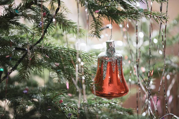 Dekor bir Noel ağacı üzerinde — Stok fotoğraf