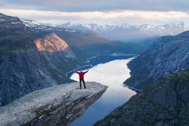 Turist Trolltunga Norveç'te Tarih