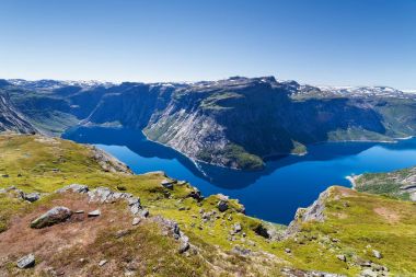 Mavi Göl yakınındaki Trolltunga Norveç'te