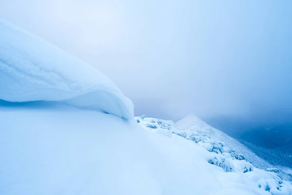 Paisagem de inverno com cornija de neve — Fotografia de Stock