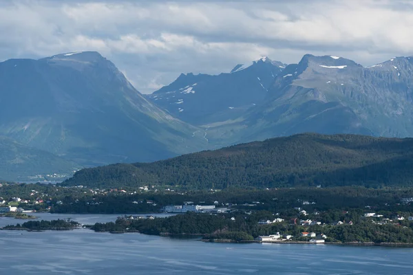 Paesaggio estivo in Norvegia, vista dalla montagna Aksla nel — Foto Stock